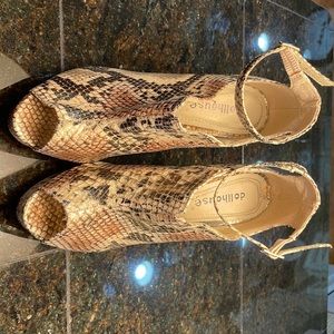 Dollhouse 7 1/5, alligator pattern